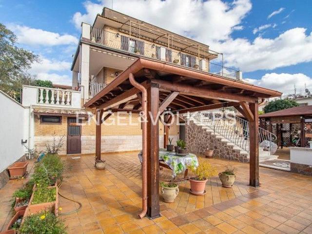 Villa bifamiliare in vendita a Roma