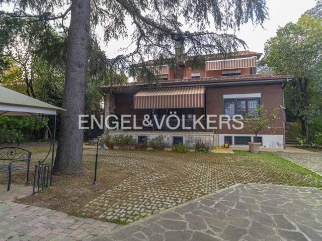 Villa bifamiliare in vendita a Roma