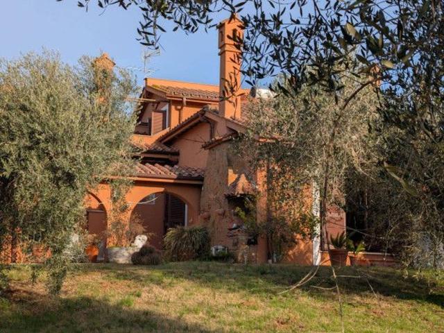 Villa bifamiliare in vendita a Roma