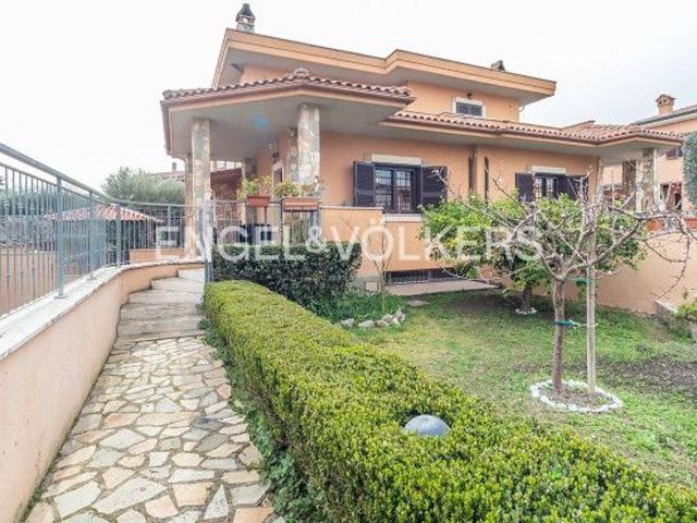 Villa bifamiliare in vendita a Roma