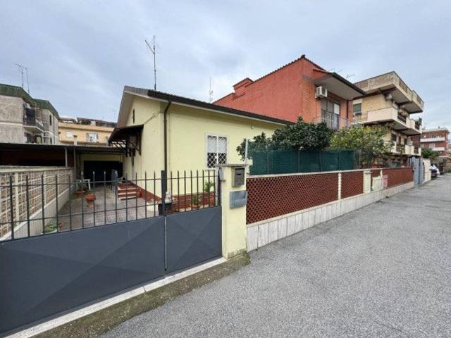 Villa bifamiliare in vendita a Roma