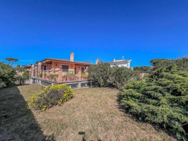 Villa bifamiliare in vendita a Roma