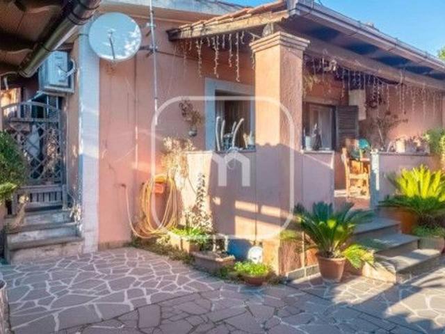 Villa bifamiliare in vendita a Roma