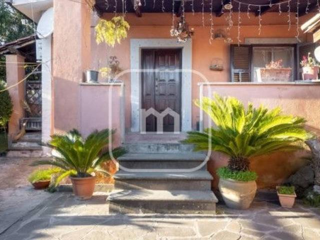 Villa bifamiliare in vendita a Roma