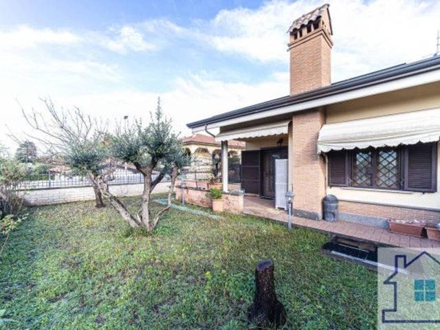 Villa bifamiliare in vendita a Roma
