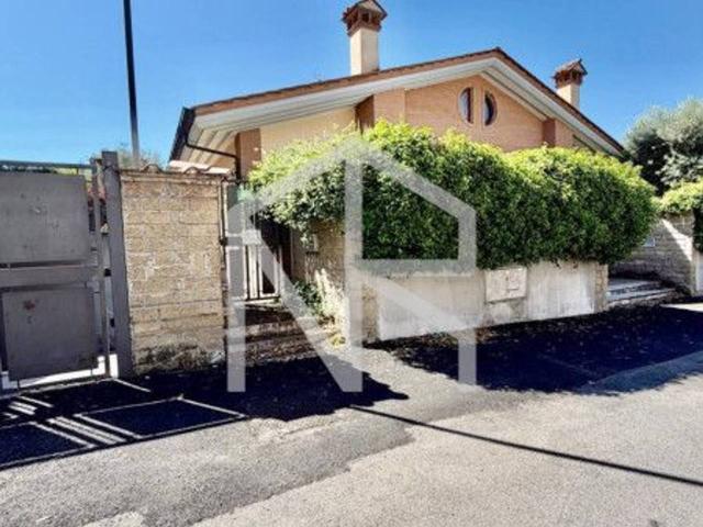 Villa bifamiliare in vendita a Roma