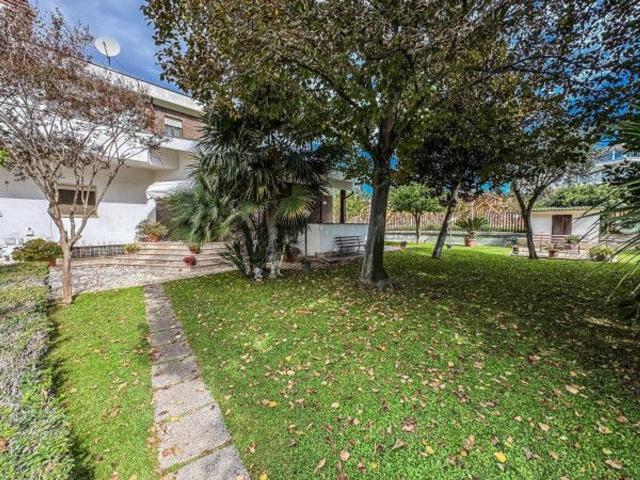 Villa bifamiliare in vendita a Roma