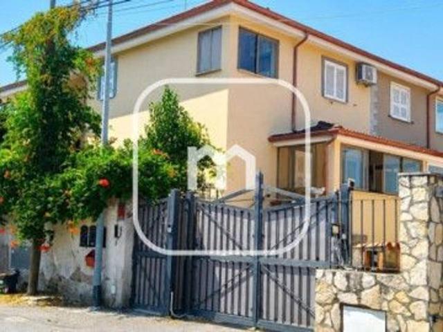 Villa bifamiliare in vendita a Roma