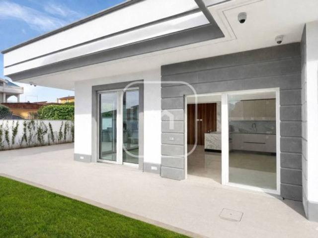 Villa bifamiliare in vendita a Roma