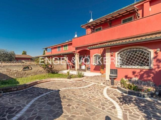 Villa bifamiliare in vendita a Roma