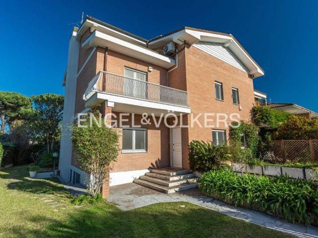 Villa bifamiliare in vendita a Roma