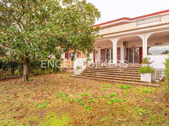 Villa bifamiliare in vendita a Roma
