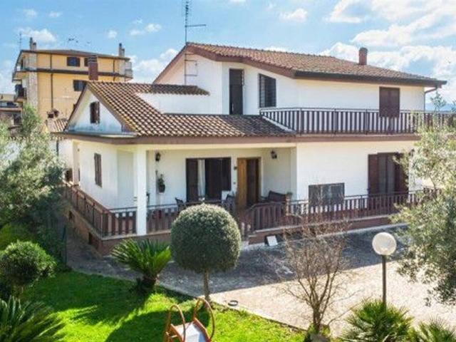 Villa bifamiliare in vendita a Roma