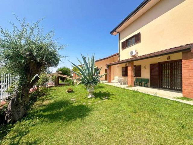 Villa bifamiliare in vendita a Roma