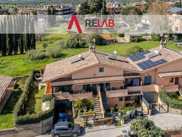 Villa bifamiliare in vendita a Roma