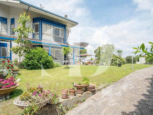 Villa bifamiliare in vendita a Roma