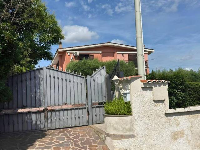Villa bifamiliare in vendita a Roma via Carife, 141, Monte Migliore