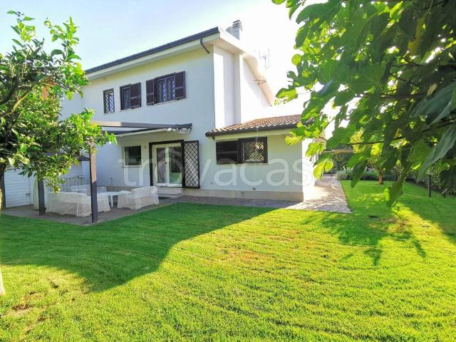 Villa bifamiliare in vendita a Roma via Carlo Grabher, 72, Infernetto
