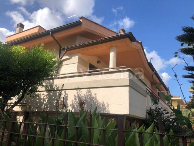 Villa bifamiliare in vendita a Roma via Carlo Frati, Ottavia