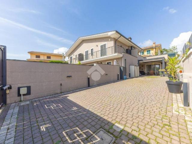 Villa bifamiliare in vendita a Roma via Baranello, 19, Case Rosse