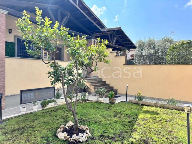 Villa bifamiliare in vendita a Roma via Bronzolo, 6, Infernetto