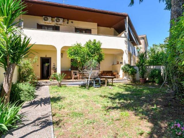 Villa bifamiliare in vendita a Roma via dei Bentivoglio, Pisana Bravetta