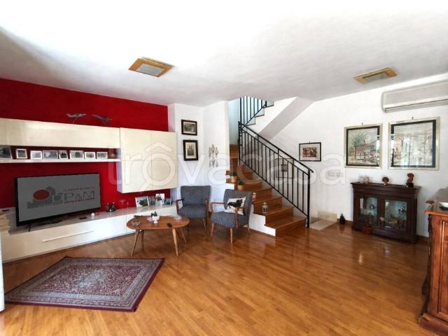 Villa bifamiliare in vendita a Roma via della Riserva Grande, Casalotti