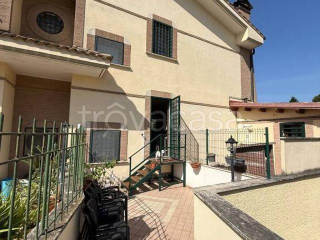Villa bifamiliare in vendita a Roma via di Grotte Celoni, 100, Torre Gaia