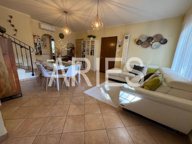 Villa bifamiliare in vendita a Roma via di Valle Aurina, 4B, Infernetto