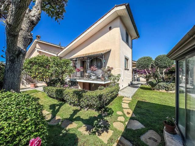 Villa bifamiliare in vendita a Roma via Ernesto Boezi, Infernetto