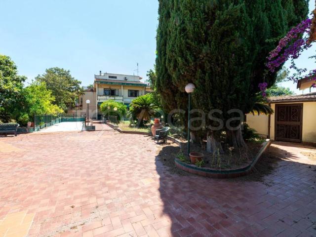 Villa bifamiliare in vendita a Roma via Folgaria, Infernetto