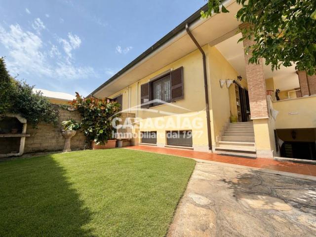 Villa bifamiliare in vendita a Roma via Felice Caronni, Ostia Antica
