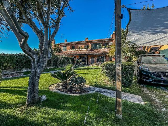 Villa bifamiliare in vendita a Roma via Francesco Cilea, Infernetto