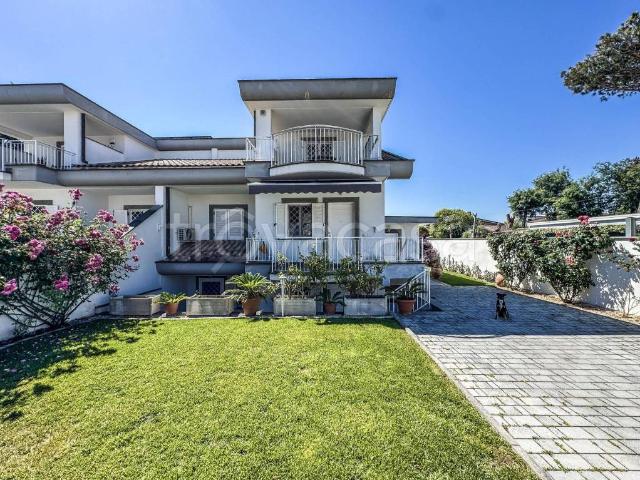 Villa bifamiliare in vendita a Roma via Lauregno, Infernetto