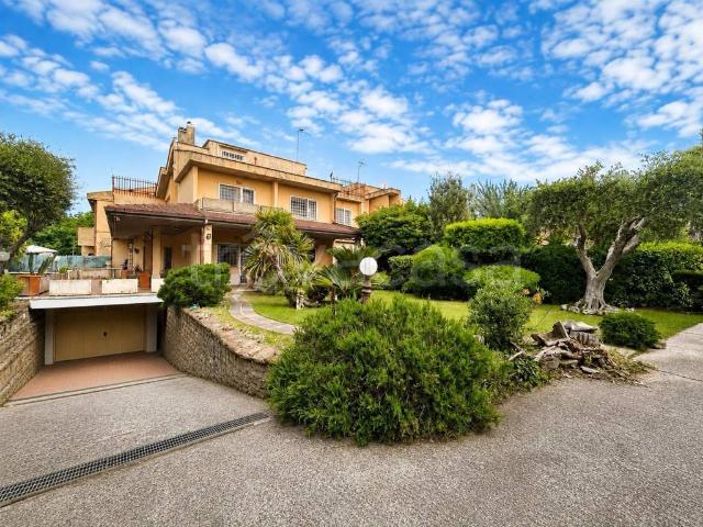 Villa bifamiliare in vendita a Roma via Male, Infernetto