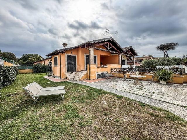 Villa bifamiliare in vendita a Roma via Merano, Infernetto