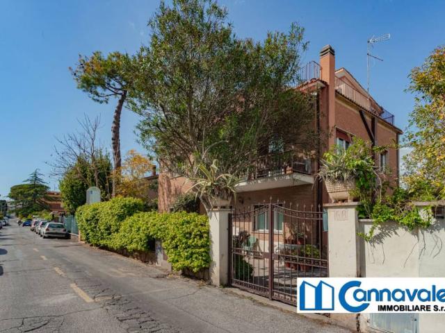 Villa bifamiliare in vendita a Roma via Minerbio, Vitinia