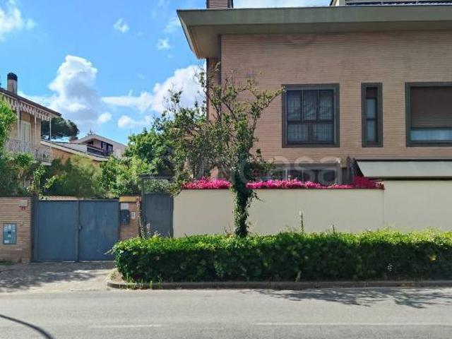 Villa bifamiliare in vendita a Roma via Senofane, Casal Palocco
