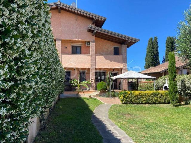 Villa bifamiliare in vendita a Roma via Stanislao Falchi, Infernetto