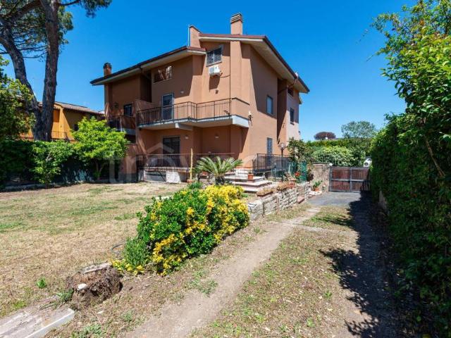 Villa bifamiliare in vendita a Roma via Stesicoro, 58, Axa