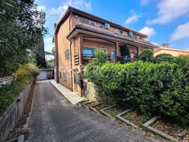 Villa bifamiliare in vendita a Roma via Padre Vitale, 17, Casal Palocco