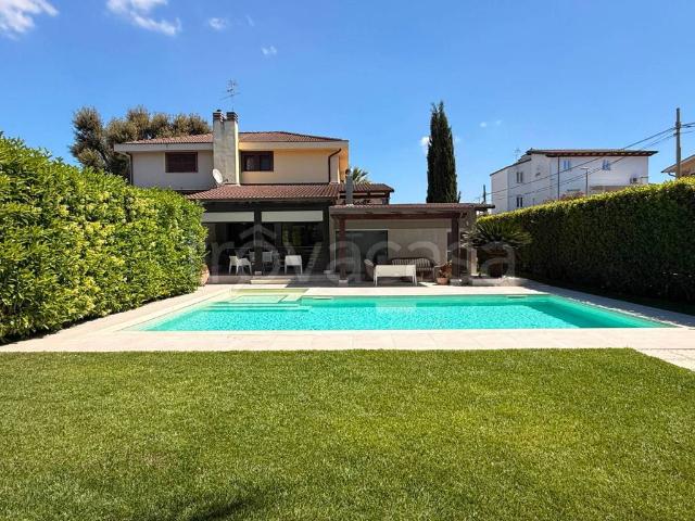 Villa bifamiliare in vendita a Roma via Predazzo, Infernetto