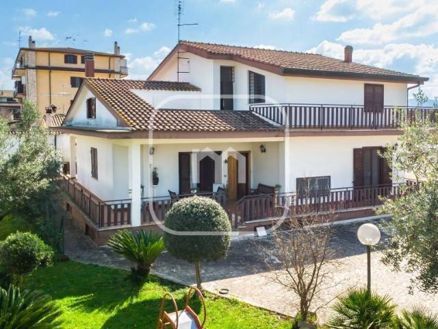 Villa bifamiliare in vendita a Roma via Pula, Rocca Cencia