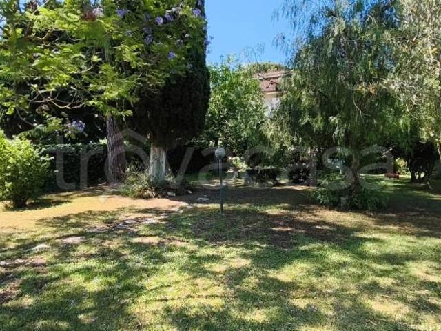 Villa bifamiliare in vendita a Roma via Tirteo, Casal Palocco