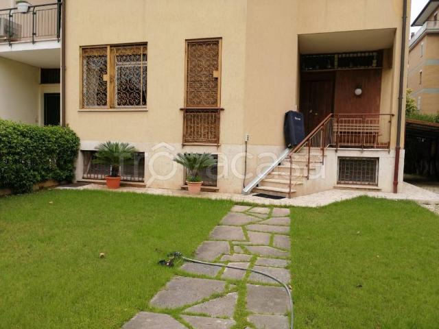 Villa bifamiliare in vendita a Roma via Vincenzo Padula, Talenti Monte Sacro