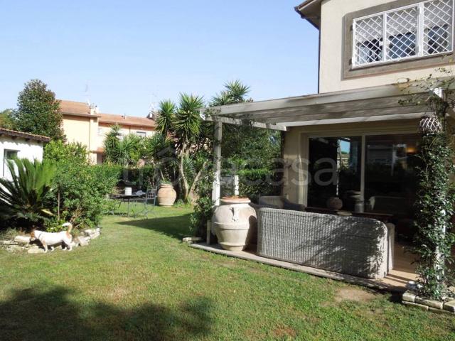 Villa bifamiliare in vendita a Roma viale Alessandro Magno, Casal Palocco