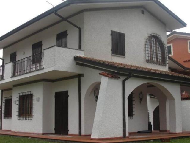 Villa bifamiliare in vendita a Roma Imperiale, Forte dei Marmi