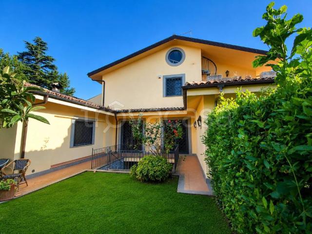 Villa bifamiliare in vendita a Roma strada c, Olgiata