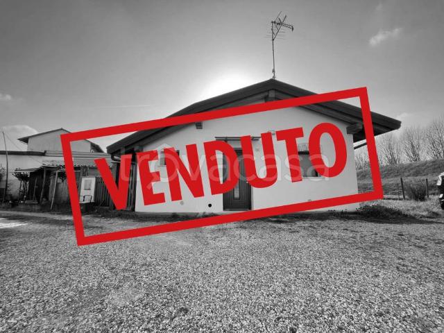 Villa bifamiliare in vendita a Ronchis via San Mauro, 36