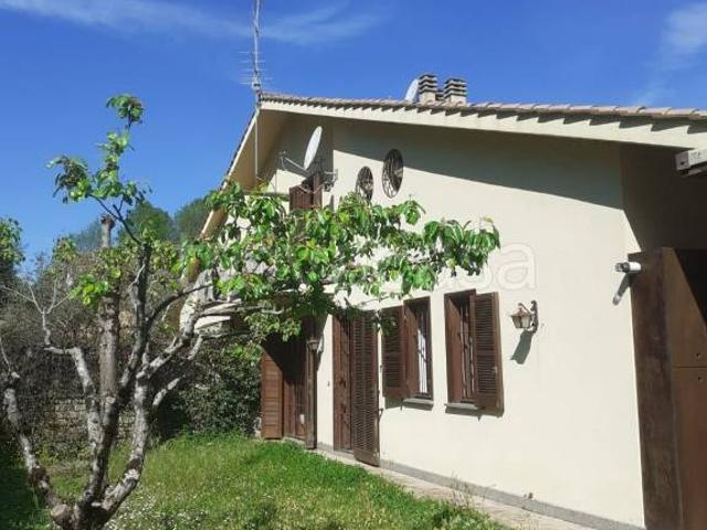 Villa bifamiliare in vendita a Ronciglione, Punta Del Lago